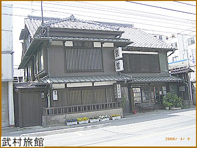 屋根瓦の上に鍾馗様