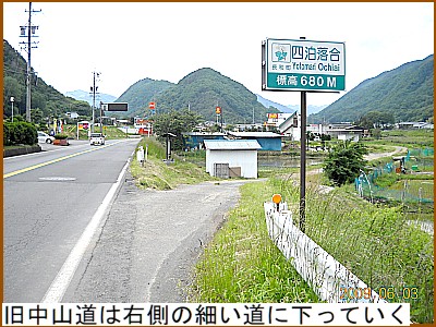 �����R���͉E���ׂ̍����ɉ����Ă���