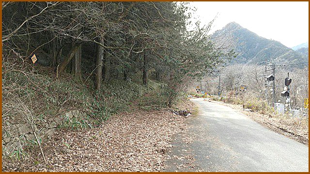 第 13 中山道踏切のかなり（８０ｍほど）手前で左に上っていく脇道を発見！