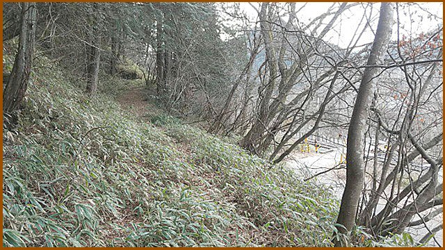 登っていくと踏切のところでこの高さに。まだまだ普通に登れそうなのでズンズン行きます。