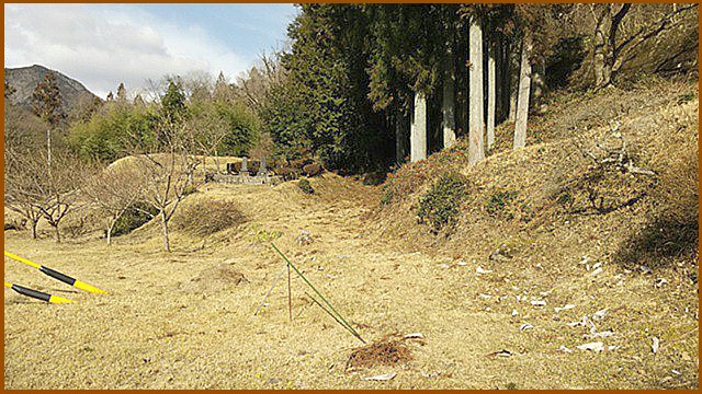 石垣に対して左へ１００ｍほど下っていくと、墓地の横を通り舗装路の中山道に合流できました。
