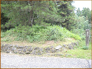 新茶屋一里塚　右塚