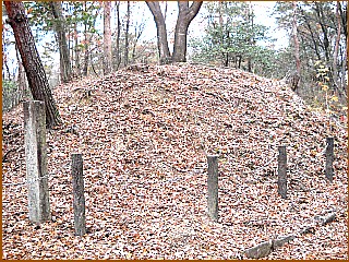 鴨之巣一里塚　右塚